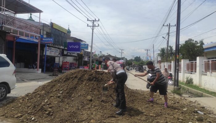 Polsek Tanah Jawa Lakukan Penimbunan Jalan Berlubang Antisipasi Kepadatan Arus Natal dan Tahun Baru