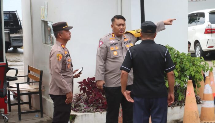 Kapolres Simalungun Tinjau Peningkatan Arus Penumpang di Pelabuhan Tigaras Selama Operasi Lilin Toba 2024