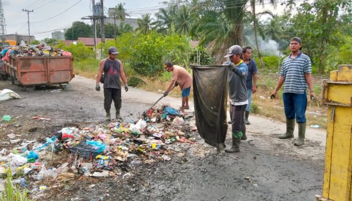 Camat Bandar Kota Perdagangan” Terima Kasih Kepada Petugas Kebersihan Yang Masih Berkerja Keras Membersihkan Tumpukkan Sampah di Jalan Meskipun Hari Ini Libur!