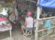 Anggota Polsek Bukit Batu Jaga Keamanan dengan Menyambangi Tongkrongan Warga