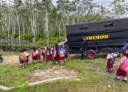 Bus Mogok di Jalan, Personel Brimob Kalteng Tanggap Bantu Antar Pelajar ke Sekolah