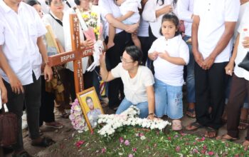 Isak Tangis Warnai Pemakaman Almarhum Bripka Heprie  