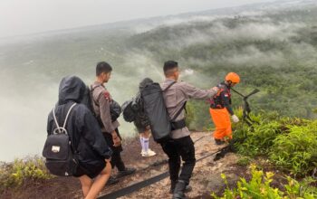 Brimob Kalteng Bergerak Cepat Evakuasi Warga yang Tersambar Petir di Gunung Unsung Murung Raya