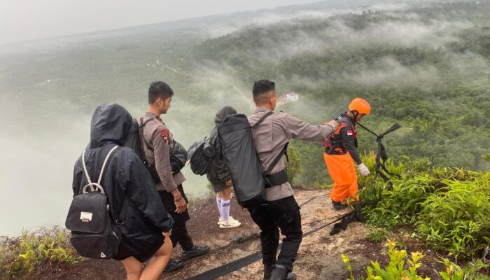 Brimob Kalteng Bergerak Cepat Evakuasi Warga yang Tersambar Petir di Gunung Unsung Murung Raya