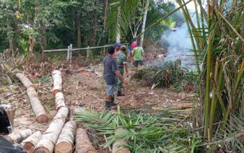 “Utamakan Keselamatan Warga” Babinsa Koramil 1019-04/ Ktg Gotong Royong Bersama Warga