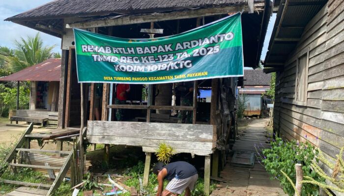 Personel Satgas TMMD Reguler Ke-123 Kodim 1019/Katingan, Bongkar Dinding Sasaran Ke-2 Rumah Milik Bapak Ardianto