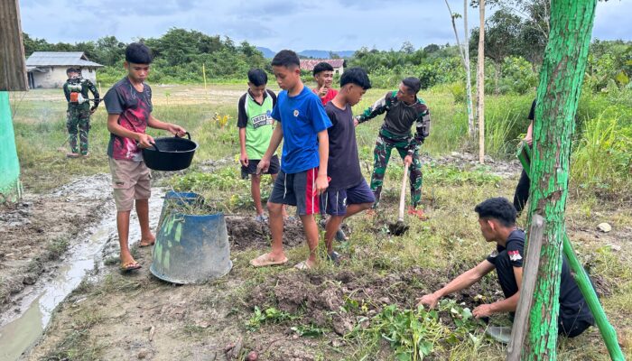 Satgas Yonzipur 5/ABW : Gotong Royong dalam Berkebun Sebagai Ketahanan Pangan dan Pembersihan Lingkungan