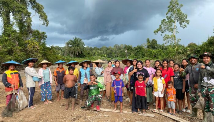 Nimbrung Dengan Warga Desa, Satgas TMMD Reg ke-123 dan Warga Menunjukan Kedekatannya