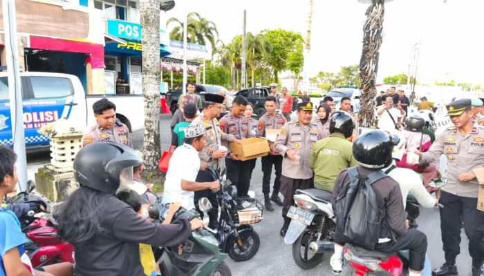 Takjil Polresta Palangka Raya di Bundaran Besar Diserbu Masyarakat