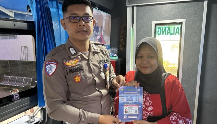 Dengan Humanis, Satpas Satlantas Polresta Palangka Raya Layani Pemohon SIM 