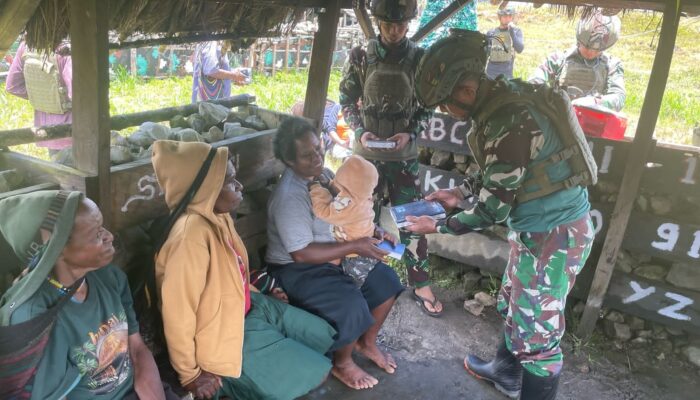 DanPos Sinak Bandara Satgas Yonif 700/WYC Bagikan Alkitab Kepada Masyarakat Kampung Gigobak