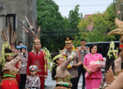 Gerimis Dan Tarian Adat Dayak, Iringi Farewell dan Parade Penyambutan Kapolda Kalteng Baru