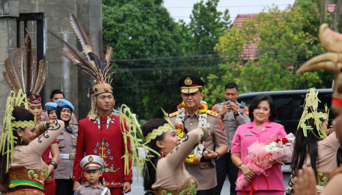 Gerimis Dan Tarian Adat Dayak, Iringi Farewell dan Parade Penyambutan Kapolda Kalteng Baru
