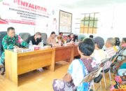 Anggota Koramil Manuhing Dampingi Penyaluran BLT DD di Wilayah Binaan