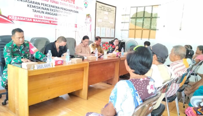 Anggota Koramil Manuhing Dampingi Penyaluran BLT DD di Wilayah Binaan