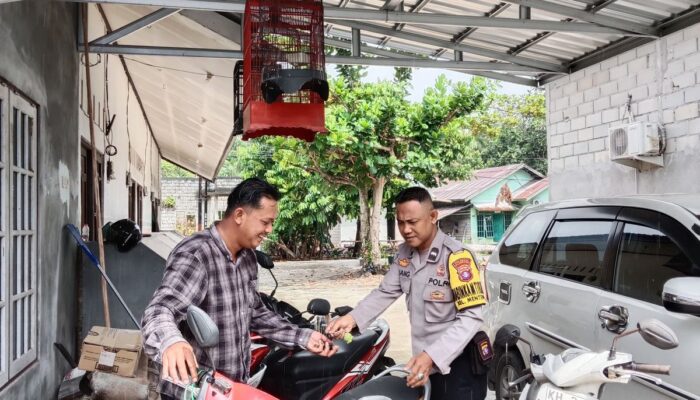Bhabinkamtibmas Kelurahan Menteng Evakuasi Sepeda Motor Tak Bertuan yang Terparkir Selama Dua Bulan