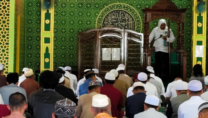 Ratusan Umat Muslim Melaksanakan Shalat Jum’at di Masjid Jami Darussalam