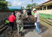 Wujud Kemanunggalan TNI Dan Rakyat, Babinsa Koramil 01/Phd Gotong Royong Memperbaiki Drainase Di Wilayah Binaan