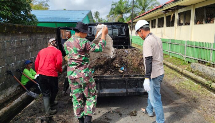 Wujud Kemanunggalan TNI Dan Rakyat, Babinsa Koramil 01/Phd Gotong Royong Memperbaiki Drainase Di Wilayah Binaan