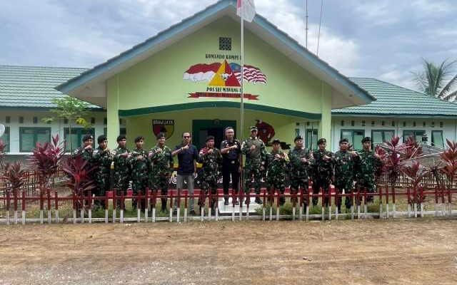 Satgas Yonkav 3/AC Kolaborasi Bea Cukai Nanga Badau Menjaga Jalur Perbatasan RI – Malaysia