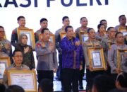 Kapolri Berikan Penghargaan Pembangunan Zona Integritas WBK Kepada Divisi Humas Polri