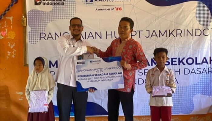 Jamkrindo Salurkan Ribuan Seragam dan Perangkat TIK untuk Dukung Pendidikan Berkualitas 