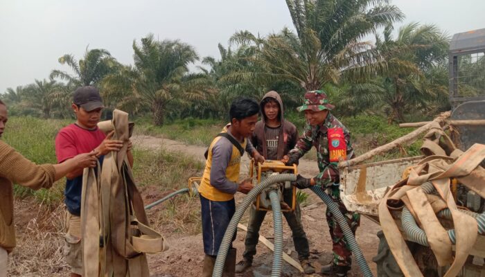 Antisipasi Karhutla, Babinsa 1015-03/MB Ketapang Bersama Warga Lakukan Pengecekan Cadangan Stok Air