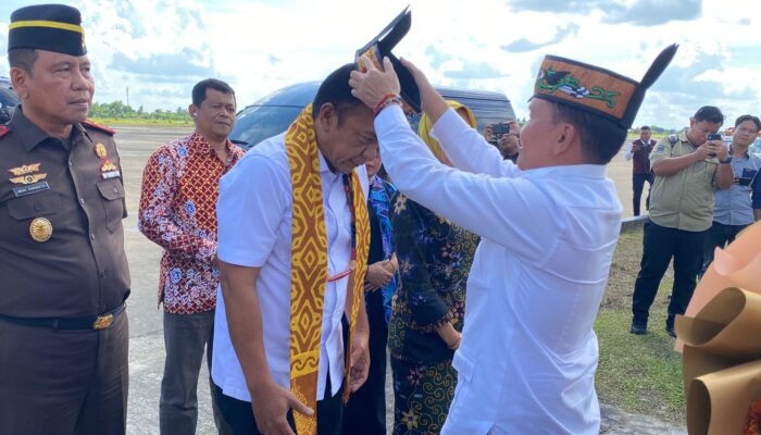Tarian Adat Dayak Sambut Kedatangan Kajati Kalteng Agus Sahat Sampe Tua Lumban Gaol, S.H., M.H.