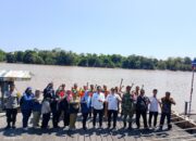 Bhabinkamtibmas Polsek Sabangau Dampingi Penyerahan Bantuan Perahu Bermotor kepada Nelayan Bereng Bengkel