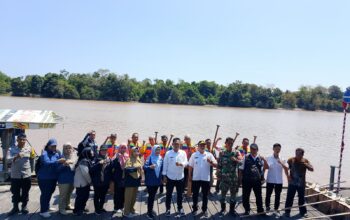 Bhabinkamtibmas Polsek Sabangau Dampingi Penyerahan Bantuan Perahu Bermotor kepada Nelayan Bereng Bengkel