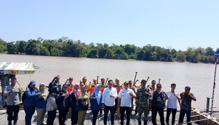 Bhabinkamtibmas Polsek Sabangau Dampingi Penyerahan Bantuan Perahu Bermotor kepada Nelayan Bereng Bengkel