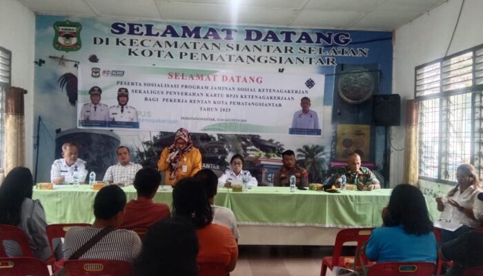 Kapolsek Siantar Selatan Hadiri Sosialisasi Peserta Program Jaminan Sosial Ketenagakerjaan dan Penyerahan Kartu BPJS Pekerja Rentan 2025 