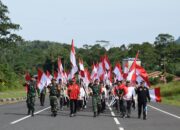 Satgas Pamtas RI-Malaysia Yonarhanud 1 Kostrad Gelar Napak Tilas Bersama Masyarakat Sajingan Besar Peringati HUT RI ke-80