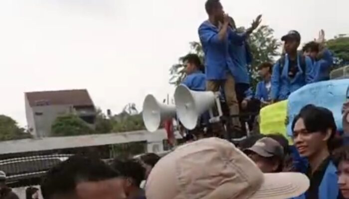 Massa Geruduk DPR, Teriakkan Revolusi dan Tuduh DPR Jadi Alat Oligarki