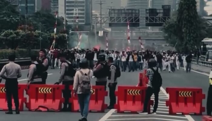 Kalian Kemana Sesal Prof Dr Sutan Nasomal Saat Rakyat Geruduk DPR RI Wakil Rakyat Ngilang Kabur!!! 