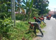 Babinsa Bersama Warga Bersihkan Jalan Lingkungan