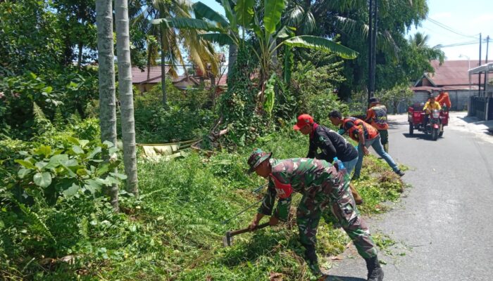 Babinsa Bersama Warga Bersihkan Jalan Lingkungan