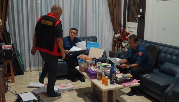 PENYIDIK KEJATI KALTENG GELEDAH 3 (TIGA) LOKASI TERKAIT DUGAAN TINDAK PIDANA KORUPSI PENJUALAN/ EKSPORT ZIRCON OLEH PT. INVESTASI MANDIRI 