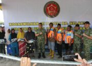 Kogabwilhan III Serahkan Bantuan 100 Sak Beras dan 100 Life Vest untuk Nelayan Sidangoli Dehe