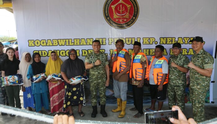 Kogabwilhan III Serahkan Bantuan 100 Sak Beras dan 100 Life Vest untuk Nelayan Sidangoli Dehe