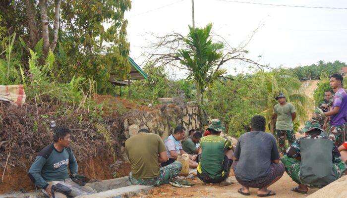 Tak Hanya Bekerja, Satgas TMMD Reguler ke-127 Perkuat Kebersamaan Dengan Warga Saat Puasa