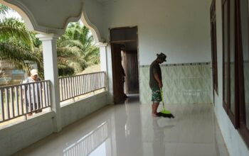 Jelang Sholat Jum’at, Satgas TMMD Reguler ke-127 Bersihkan Masjid Baiturrahman