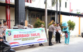 Polri Tebar Keberkahan Ramadan, Rumkit Bhayangkara Bagikan Takjil Gratis kepada Masyarakat