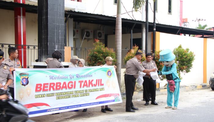 Polri Tebar Keberkahan Ramadan, Rumkit Bhayangkara Bagikan Takjil Gratis kepada Masyarakat