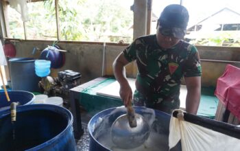 Anggota Satgas TMMD Reguler ke-127, Laksanakan Komsos Bersama Pembuat Tahu