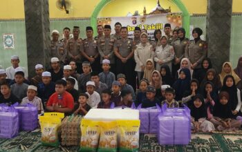 Kapolsek Sabangau Monitoring Pembagian Takjil Biro SDM Polda Kalteng untuk Panti Asuhan