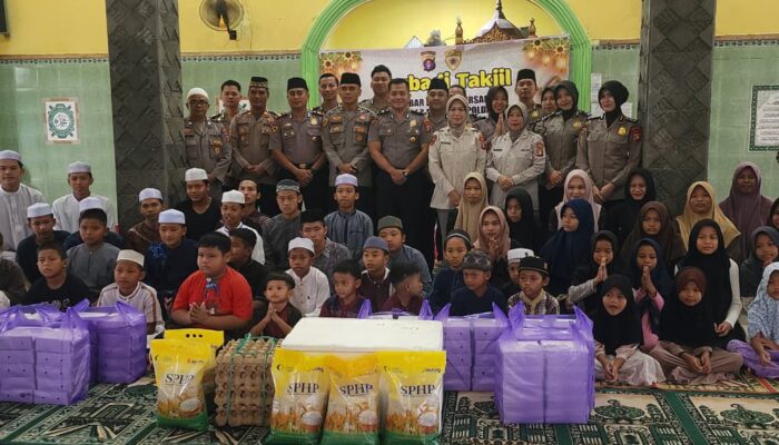 Kapolsek Sabangau Monitoring Pembagian Takjil Biro SDM Polda Kalteng untuk Panti Asuhan