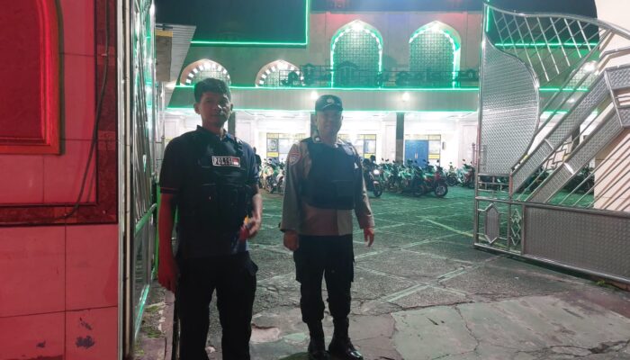 Jaga Keamanan Ibadah Ramadan, Personel Polresta Palangka Raya Amankan Salat Isya dan Tarawih di Tiga Masjid
