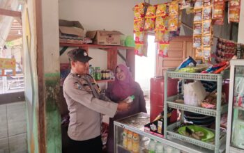 Pastikan Pangan Layak Konsumsi Saat Puasa, Bhabinkamtibmas Polsek Rakumpit Cek Dagangan Warga Petuk Barunai