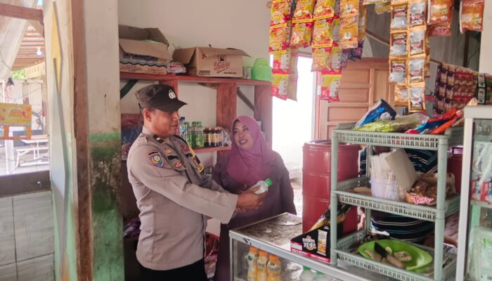 Pastikan Pangan Layak Konsumsi Saat Puasa, Bhabinkamtibmas Polsek Rakumpit Cek Dagangan Warga Petuk Barunai